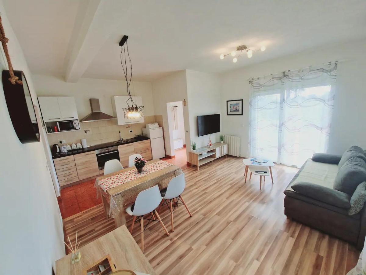 Apartments In Rijeka, Free Parking And Large Terrace, 15Min Drive From The Beach Exterior foto